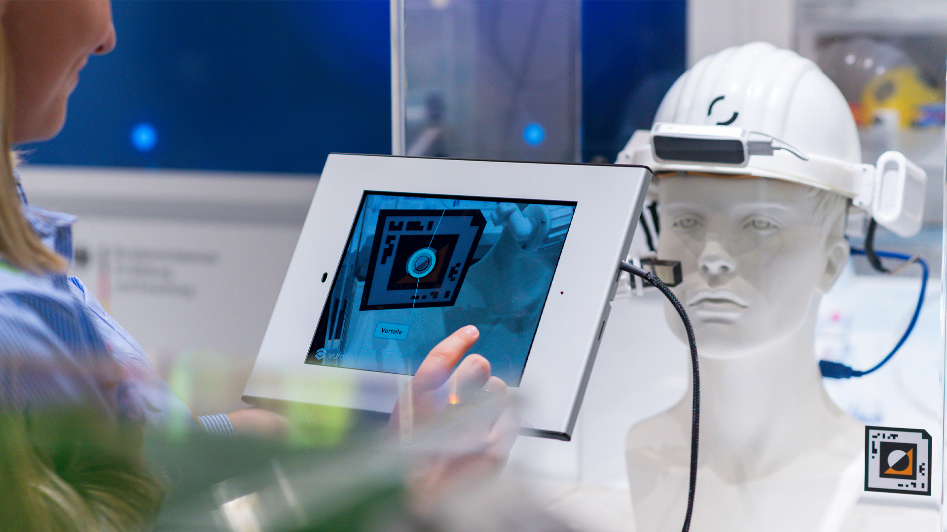 Zukunftsthema Digitalisierung Ein Beispiel für Digitalisierung: Junge Frau arbeitet mit einem Tablet per Augmented Reality im InnoTruck