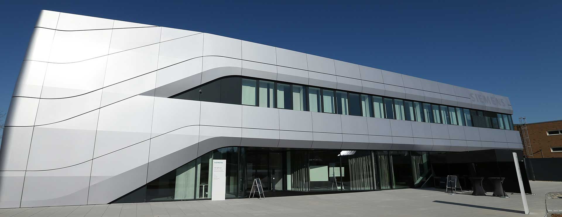 Gebäudeansicht Siemens THE IMPULSE Amberg