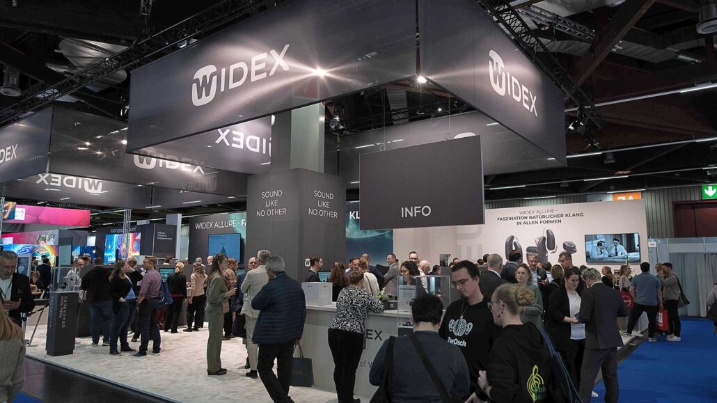 Widex - Messestand auf der EUHA 2025 Interessiertes Fachpublikum auf dem Widex Messestand auf der EUHA 2025